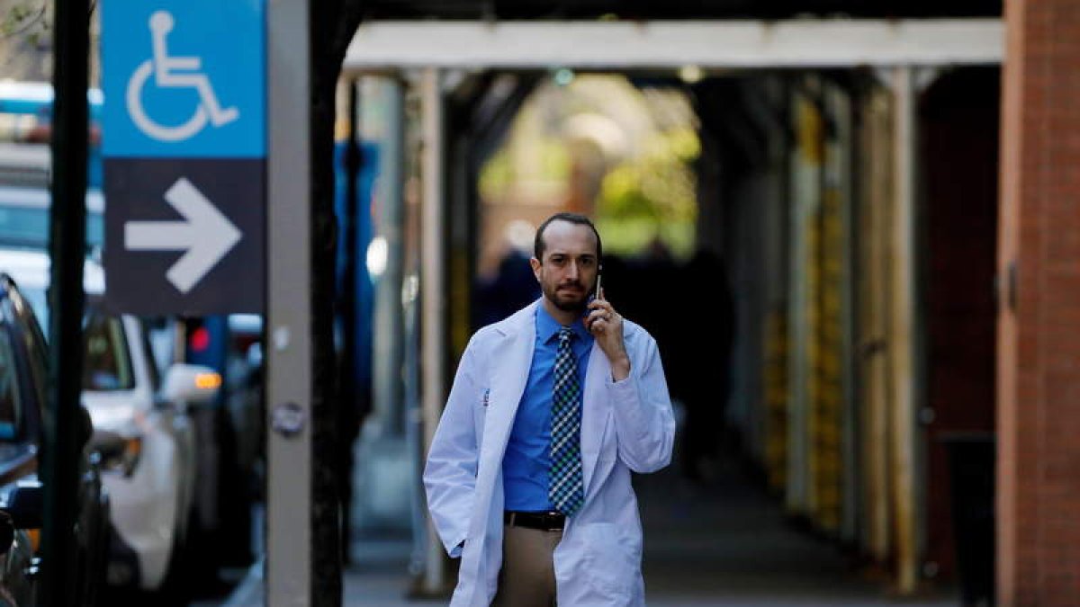Los médicos, para no colapsar los hospitales, atienden por telefóno, correo e internet a los pacientes.