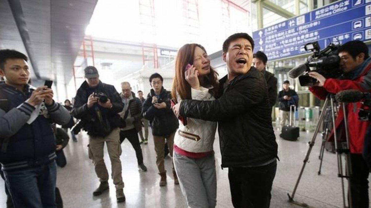 Un familiar de un pasajero a bordo del vuelo Malaysia Airlines MH370 l en el Aeropuerto Internacional de Beijing Capital, en Beijing.