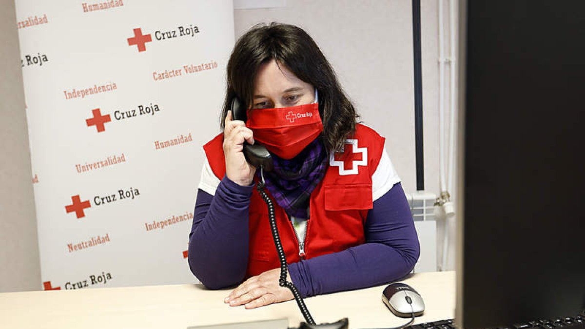 Ana Garcés es la responsable del programa de acompañamiento psicológico y social Cruz Roja Te Escucha. MARCIANO PÉREZ