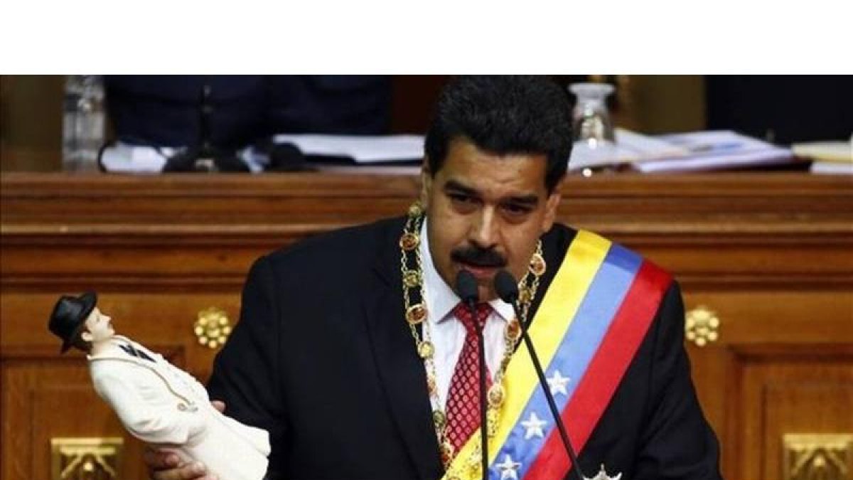 Maduro sostiene una figura de un santo local pagano durante su intervención en la Asamblea Nacional, el día 8 en Caracas.