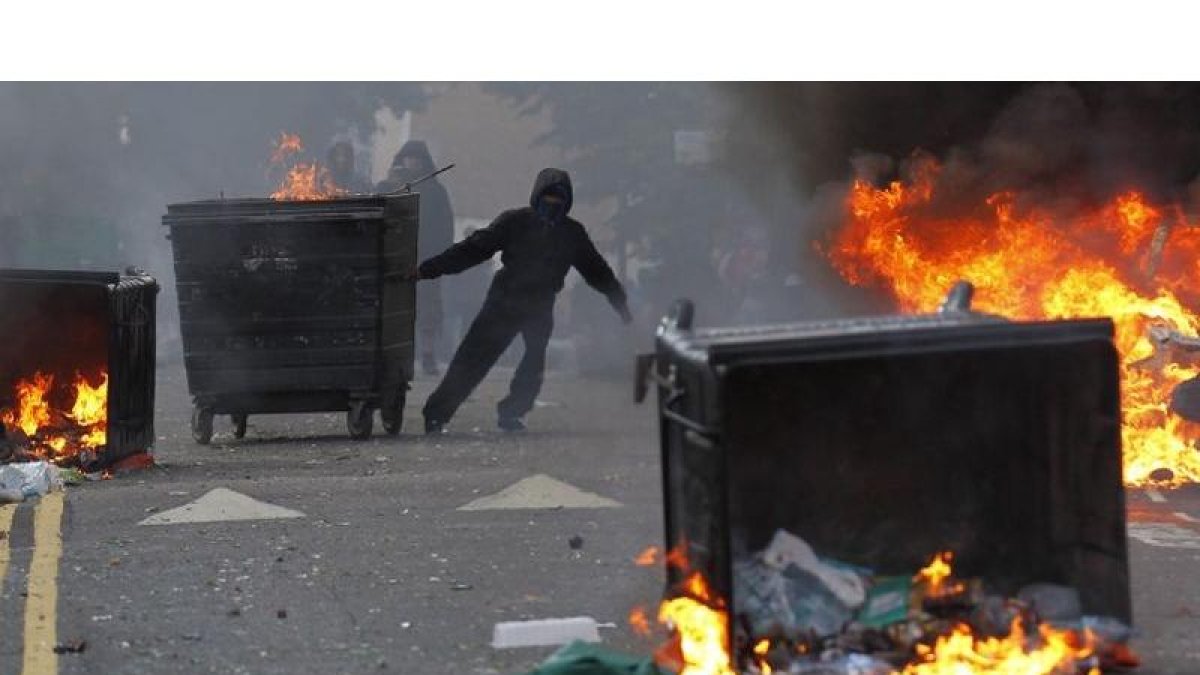 Manifestantes se enfrentan con la policía.