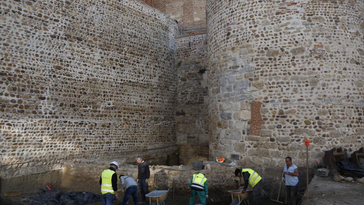 Imagen de los trabajos de excavación. A la derecha el arqueólogo municipal muestra el zócalo y la plataforma que remata la base de la muralla. FERNANDO OTERO
