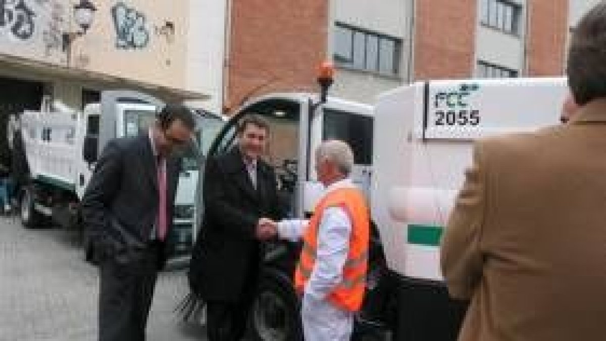 El gerente de FCC, Germán Toral, y el alcalde, junto a los nuevos vehículos