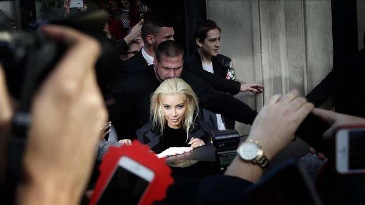 Kim Kardashian, a su llegada al desfile de Balmain en la Semana de la Moda de París.