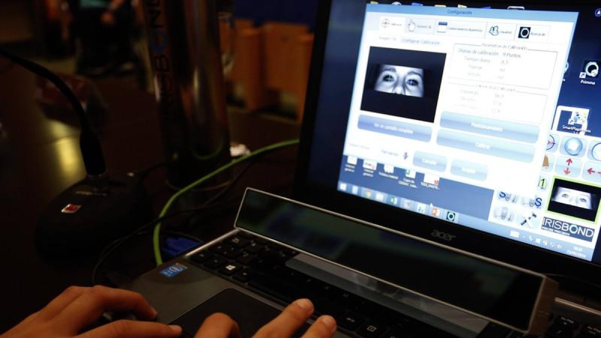 Irisbond presenta en el Centro de Referencia Estatal de León la tecnología que permite a personas con determinada discapacidad controlar el ordenador con el movimiento de los ojos