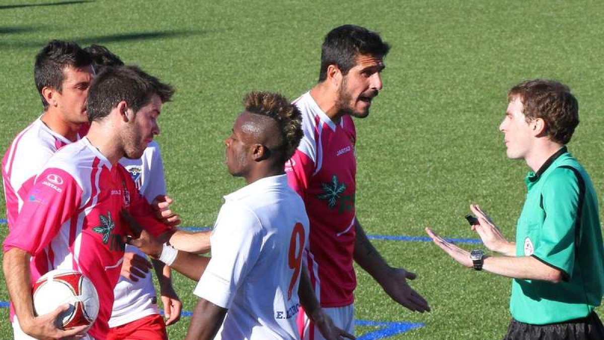 Los jugadores de la Cultural protestan al árbitro la no señalización de un penalti.