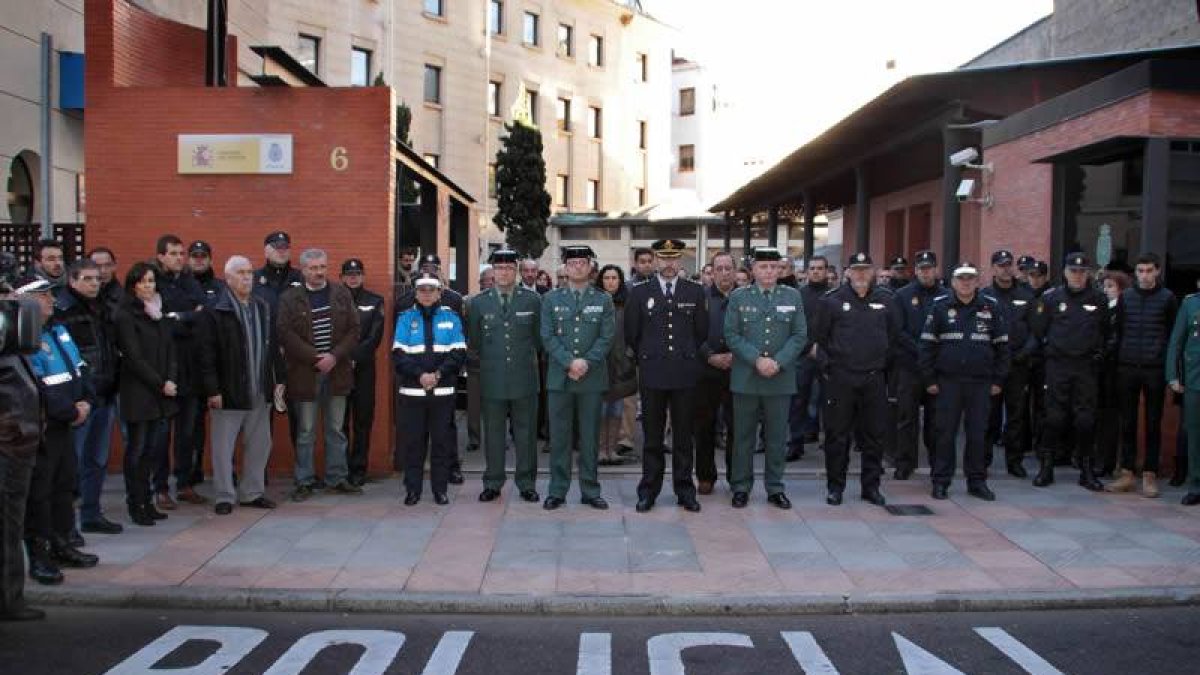 Concentración de agentes de Policía Nacional y Local, Guardia Civil y representantes del Ejército, frente a la Comisaría de León como homenaje al Policía fallecido en Madrid al ser empujado a las vías del metro por un subsahariano.