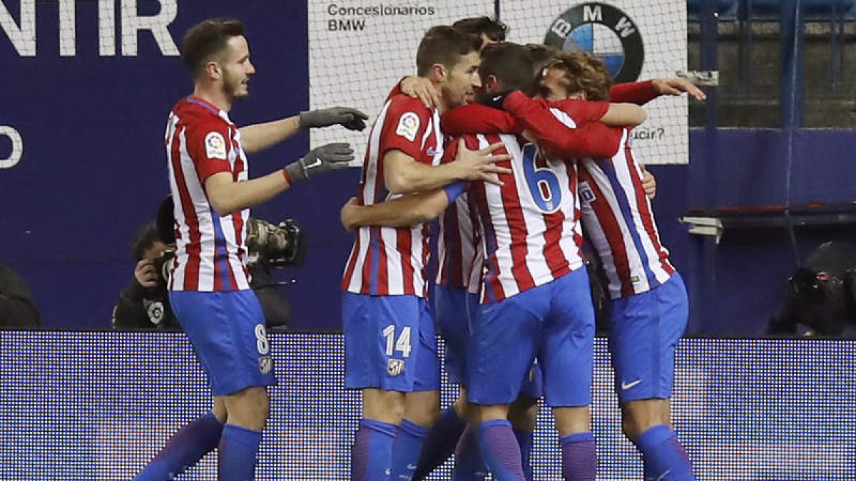 Los jugadores rojiblancos celebran el triunfo ayer en la Copa del Rey ante el Eibar. JUAN CARLOS HIDALGO