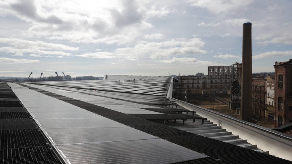 Placas solares en el tejado del Palacio de Exposiciones. JESÚS F. SALVADORES