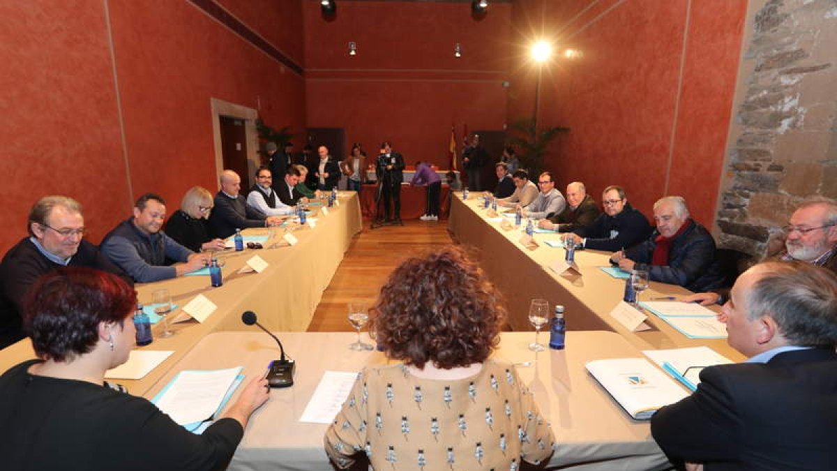 Representantes de los 14 ayuntamientos que firmaron el acta fundacional de la asociación. L. DE LA MATA