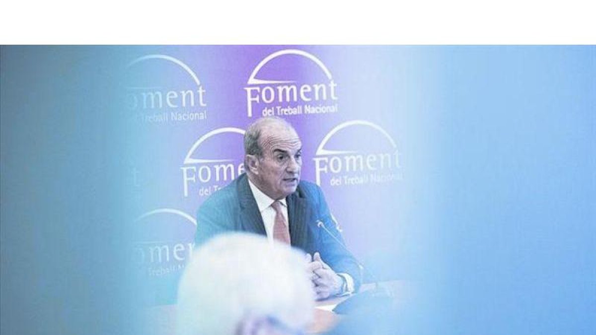 El presidente de Foment, Joaquim Gay de Montellà, durante una rueda de prensa, el pasado diciembre.