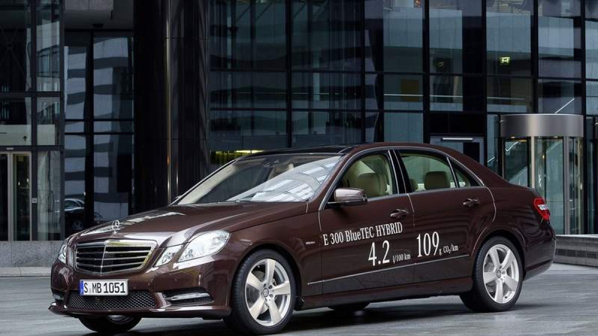 El Mercedes E300 Hybrid puede presumir de 4,2 litros de conusmo medio.