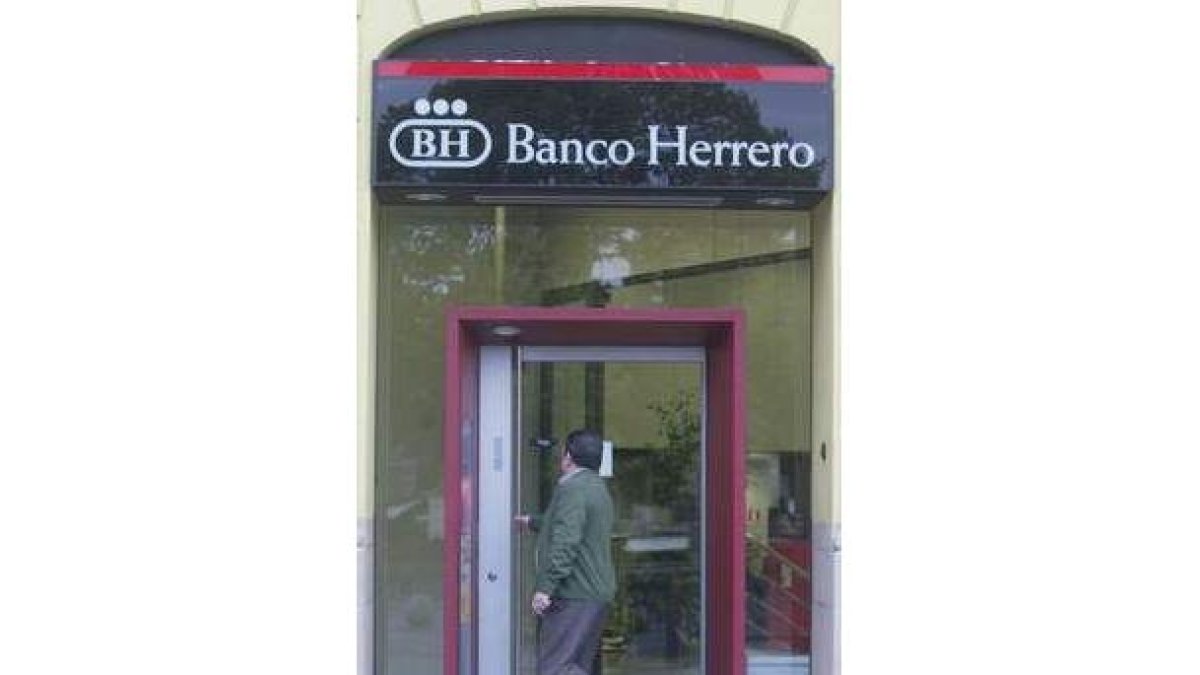 Fachada de una oficina del Banco Herrero.