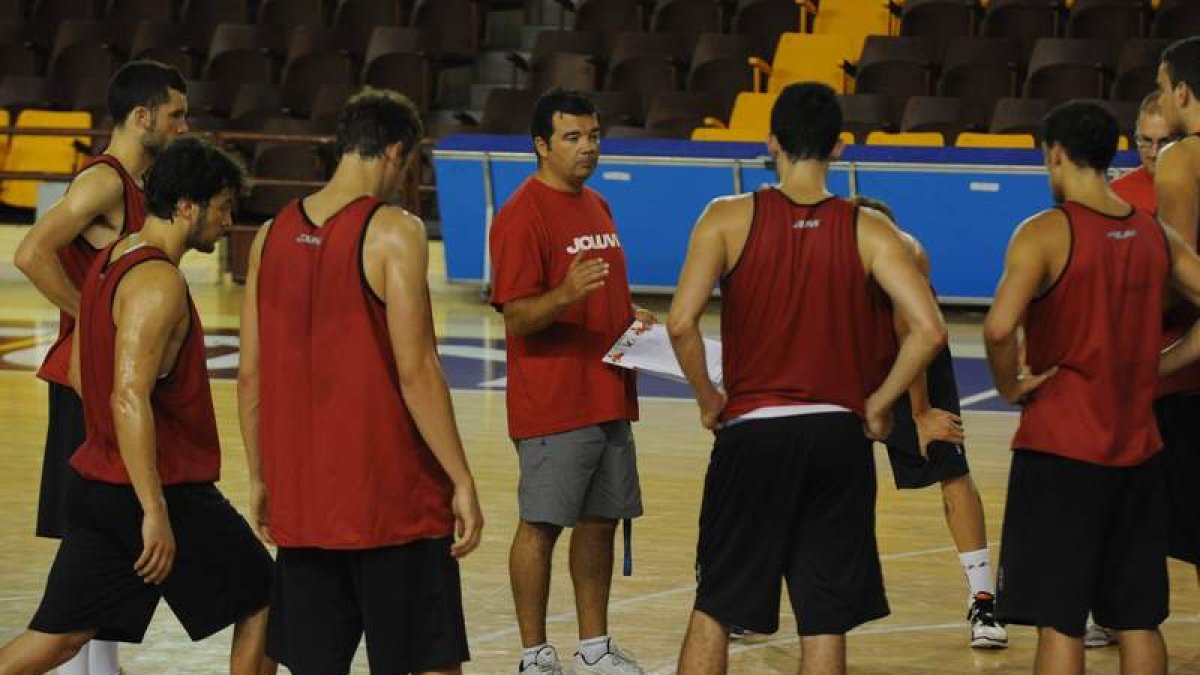 De Grado corrige junto a sus jugadores durante un entrenamiento de Baloncesto León.
