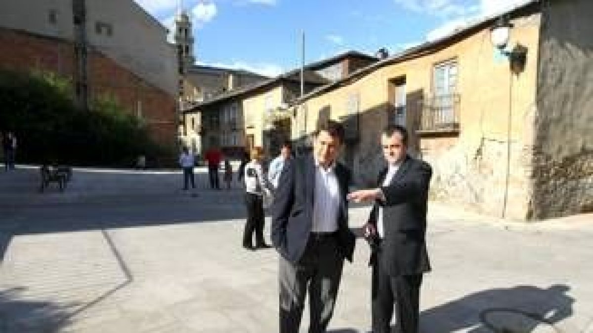Riesco y Moreno, ayer en la plaza del Temple durante la inauguración oficial de la remodelación