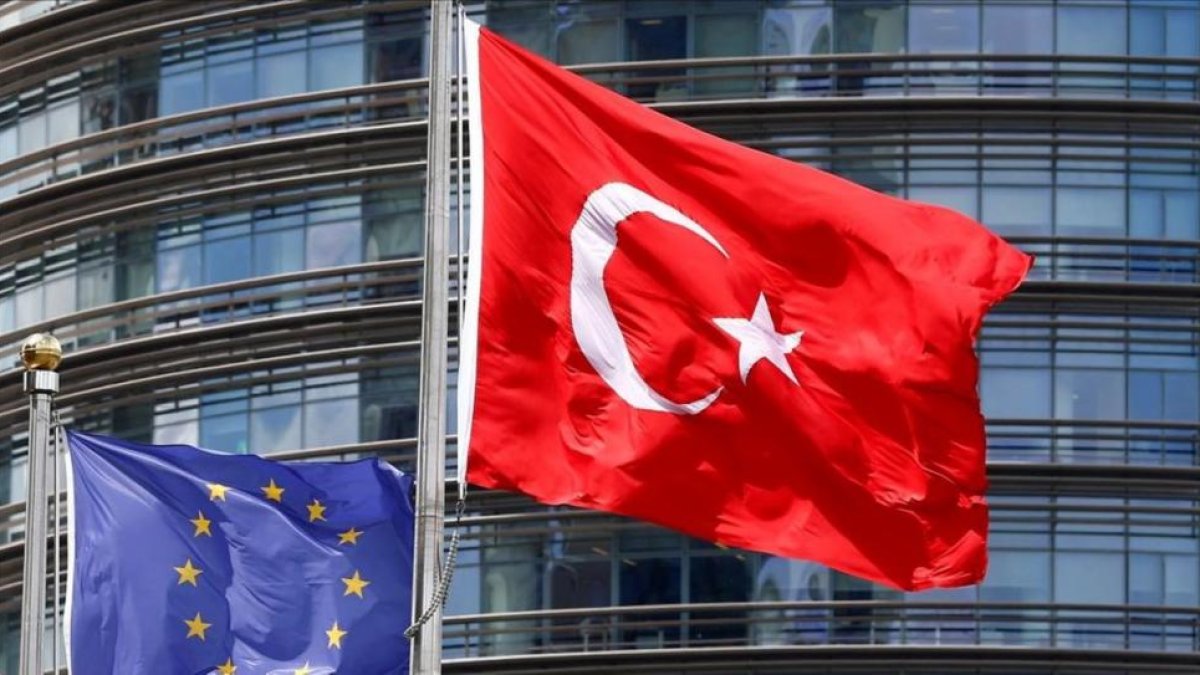 Las banderas de Turquía y de la UE ante un hotel en Estambul