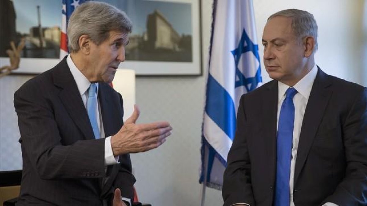 Kerry (izquierda) habla con Netanyahu, en un hotel de Berlín, este jueves.