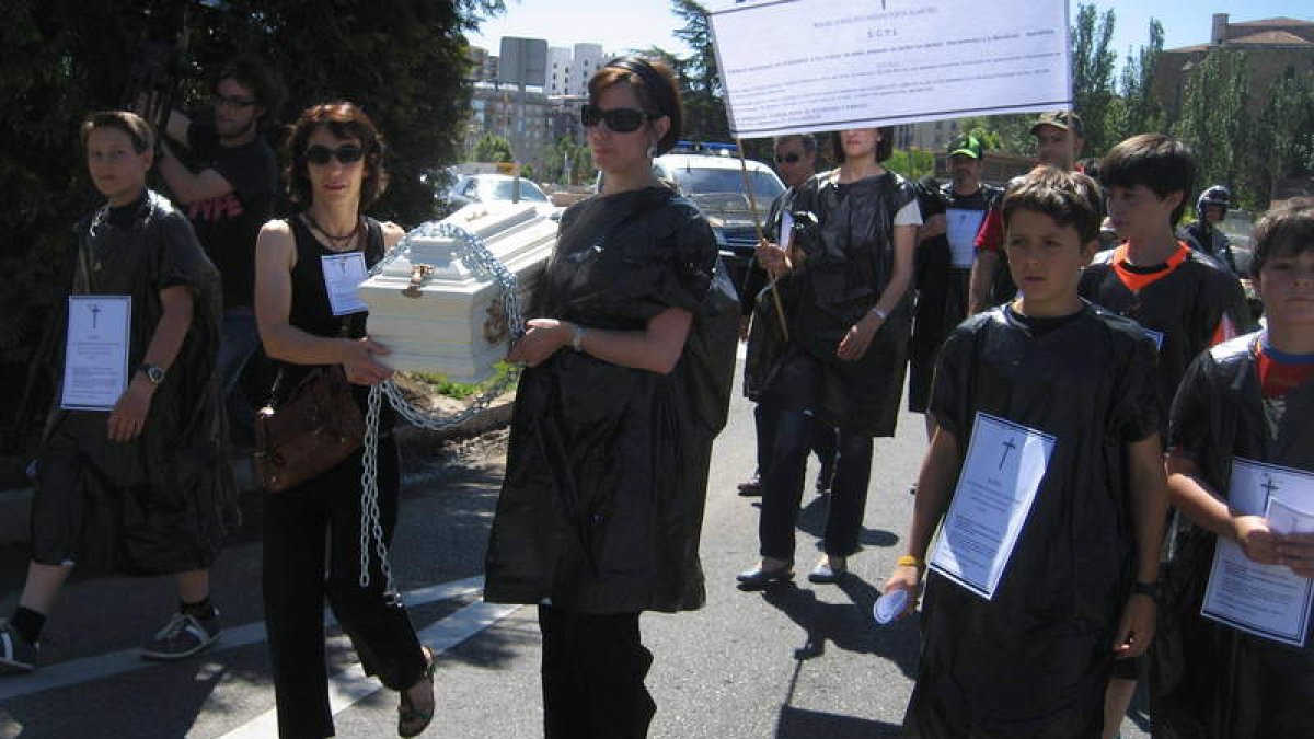 Imagen de la marcha fúnebre organizada ayer por los trabajadores despedidos.