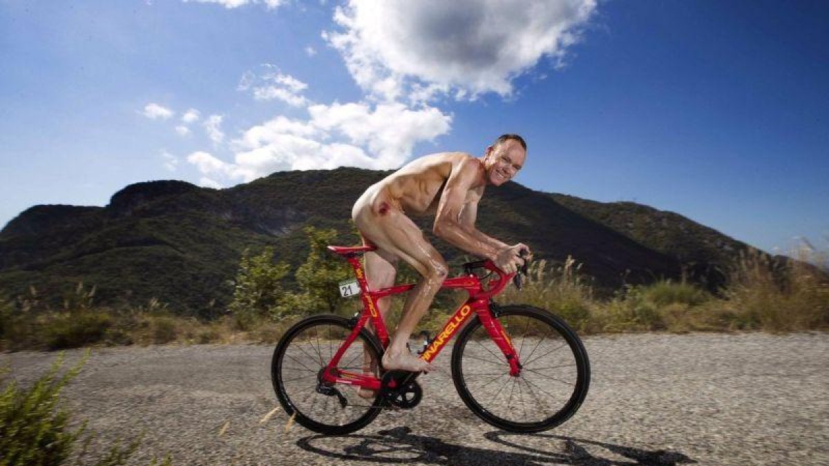 Chris Froome, desnudo sobre la bici roja conmemorativa de su triunfo en la Vuelta