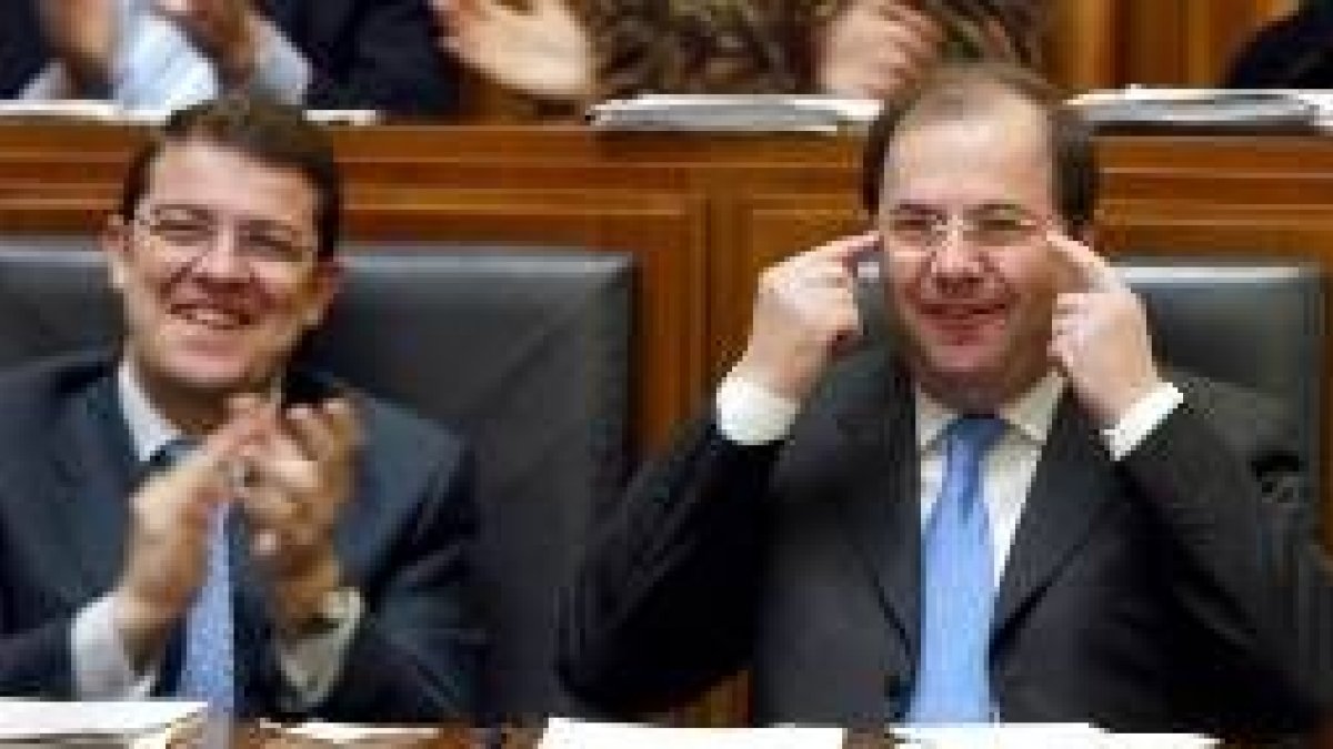 El consejero Alfonso Fernández Mañueco ríe en el debate de las Cortes, mientras Herrera gesticula