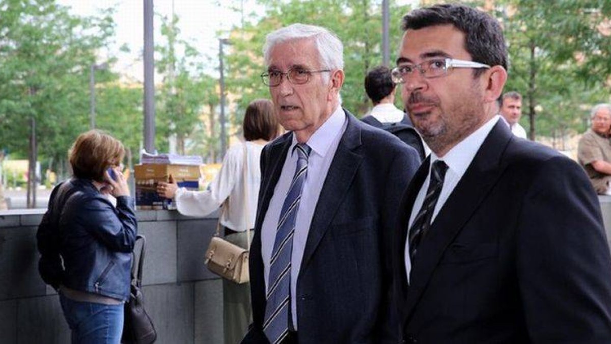 Daniel Osácar (izquierda) y su abogado, Xavier Melero, este viernes, 6 de junio, a su llegada a los juzgados para declarar por presunto delito fiscal.