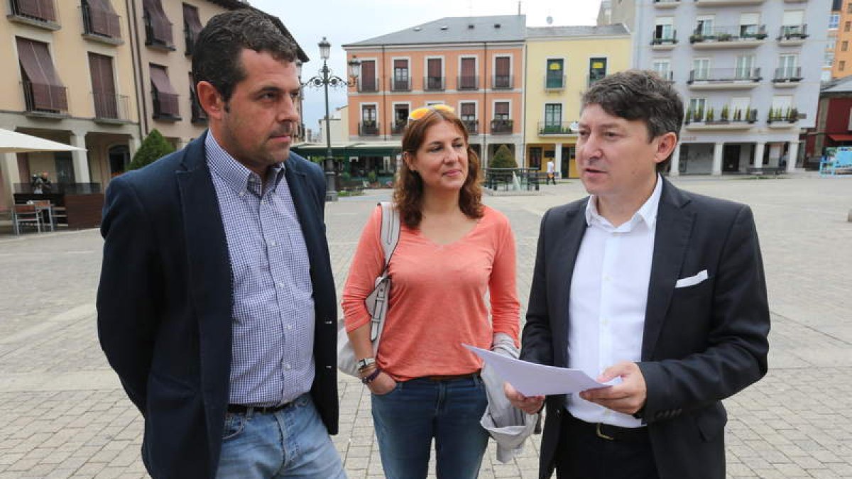 Javier Morán, presidente de Fele-Bierzo, ayer con los concejales de USE Cristina López Voces y Samuel Folgueral
