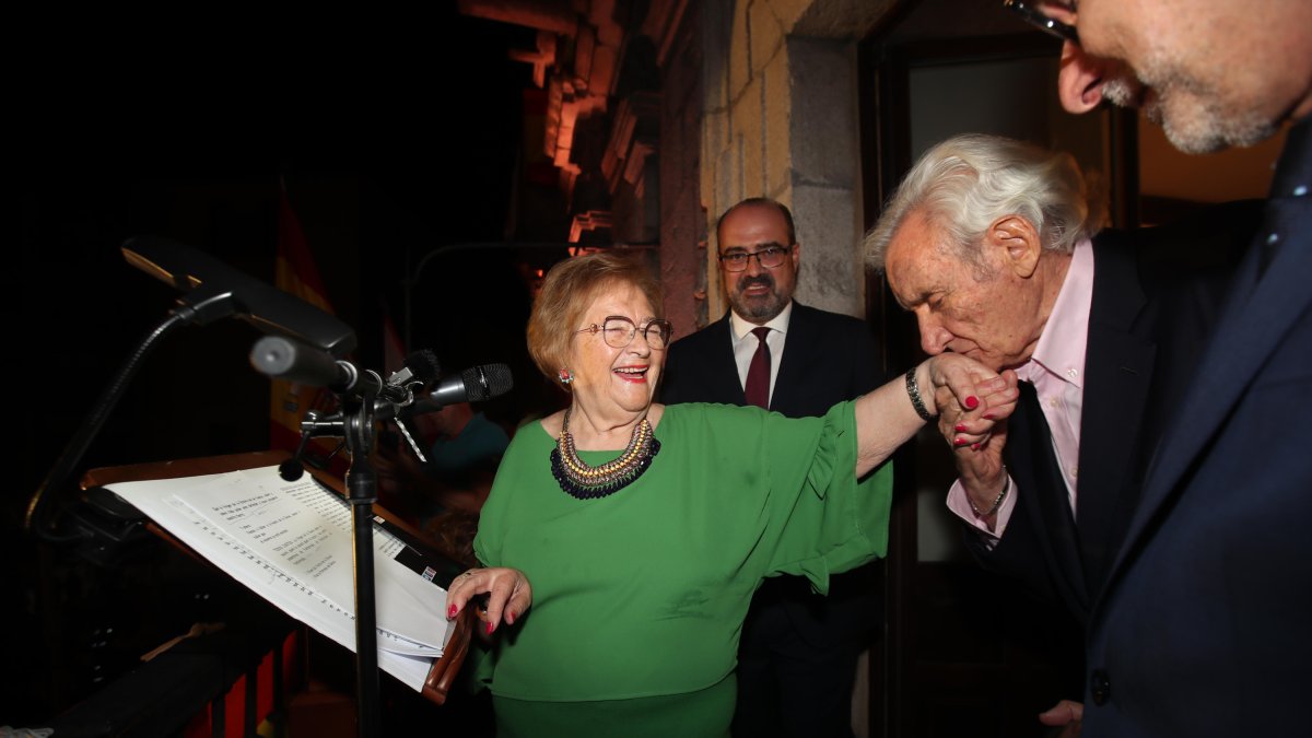 Yolanda Ordás, anoche, felicitada por Luis del Olmo en presencia del alcalde de Ponferrada, Marco Morala. L. DE LA MATA