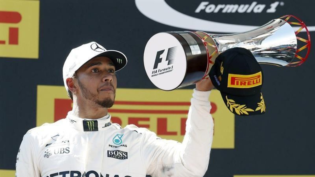 El piloto británico de Mercedes Lewis Hamilton en el podio tras vencer en el Gran Premio de España de Fórmula Uno.