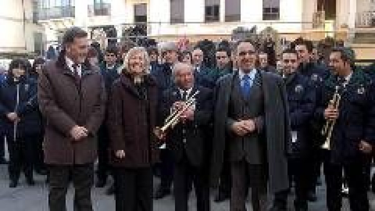 Miguel Alejo, Amparo Valcarce, el homenajeado Manuel López y Perandones, con la banda de música