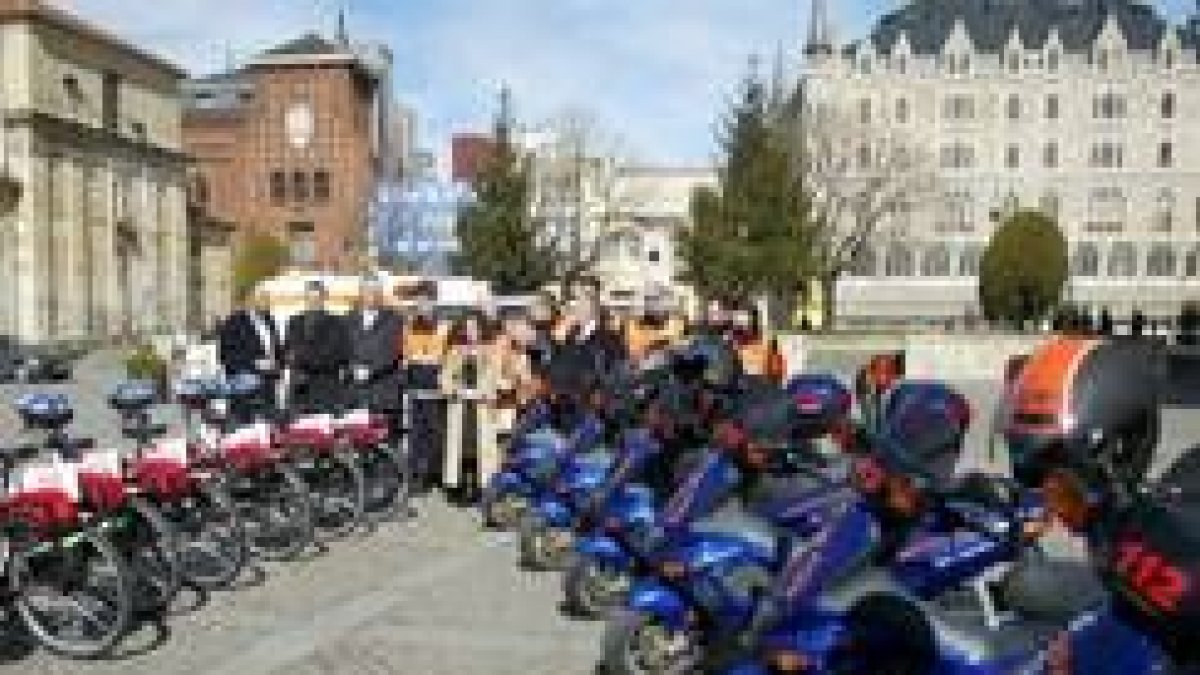 Los nuevos vehículos de Protección Civil se presentaron en la plaza de San Marcelo de la capital