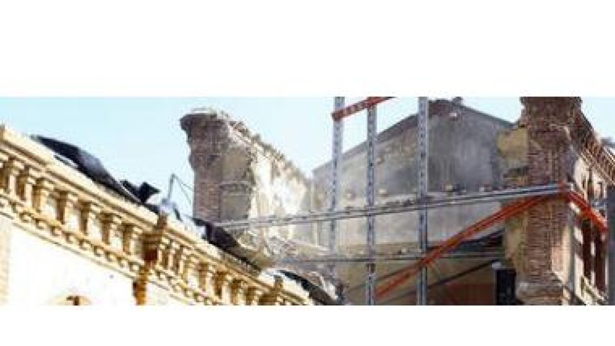 Tras derrumbarse la fachada oeste fue necesario derribar la torre, que se reconstruirá, y estabiliza