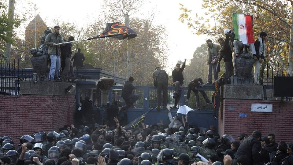 Estudiantes islámicos atacan la embajada británica.