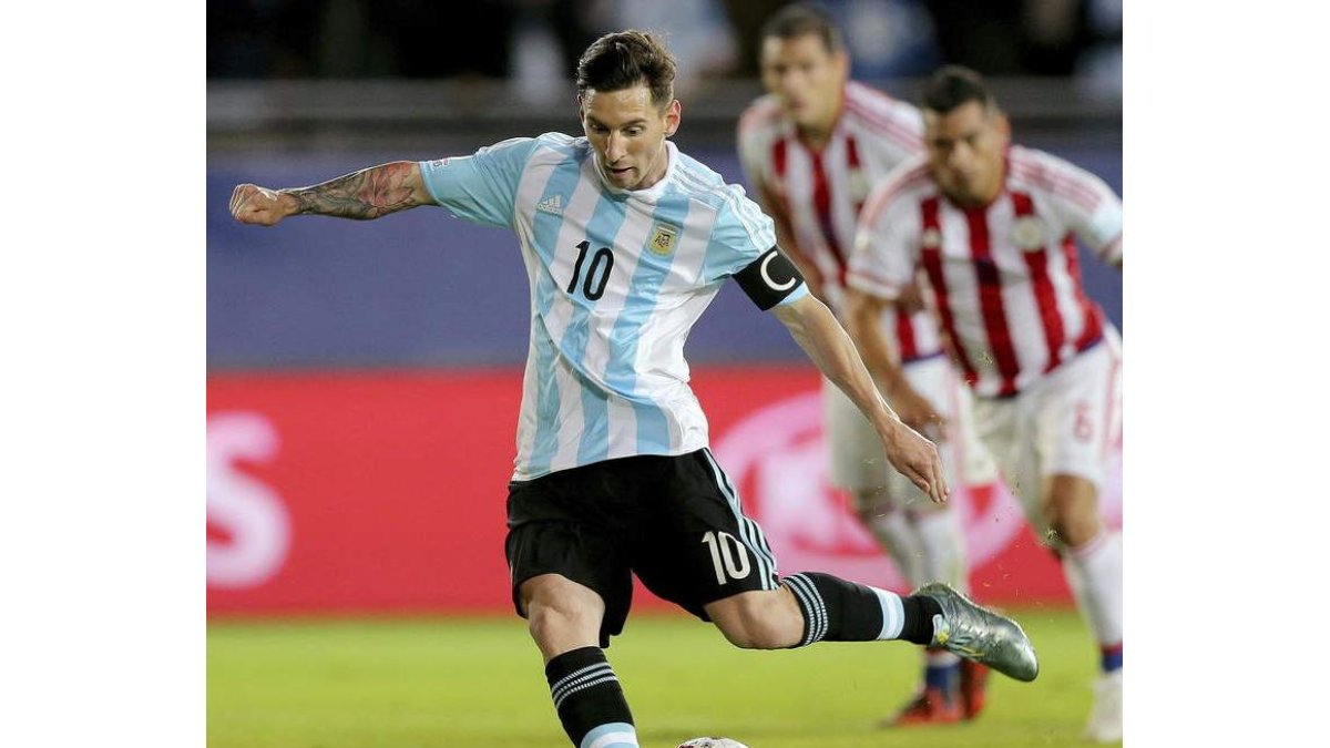 Messi ante Paraguay en la Copa América.