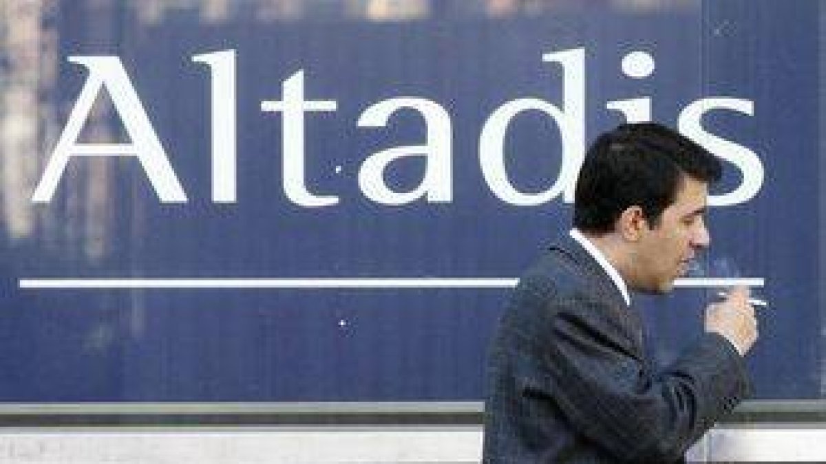Un hombre pasa ante la sede de Altadis en Madrid.