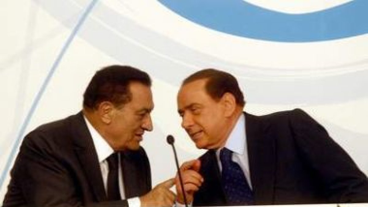 El presidente egipcio, Hosni Mubarak y Silvio Berlusconi, en su encuentro del lunes.
