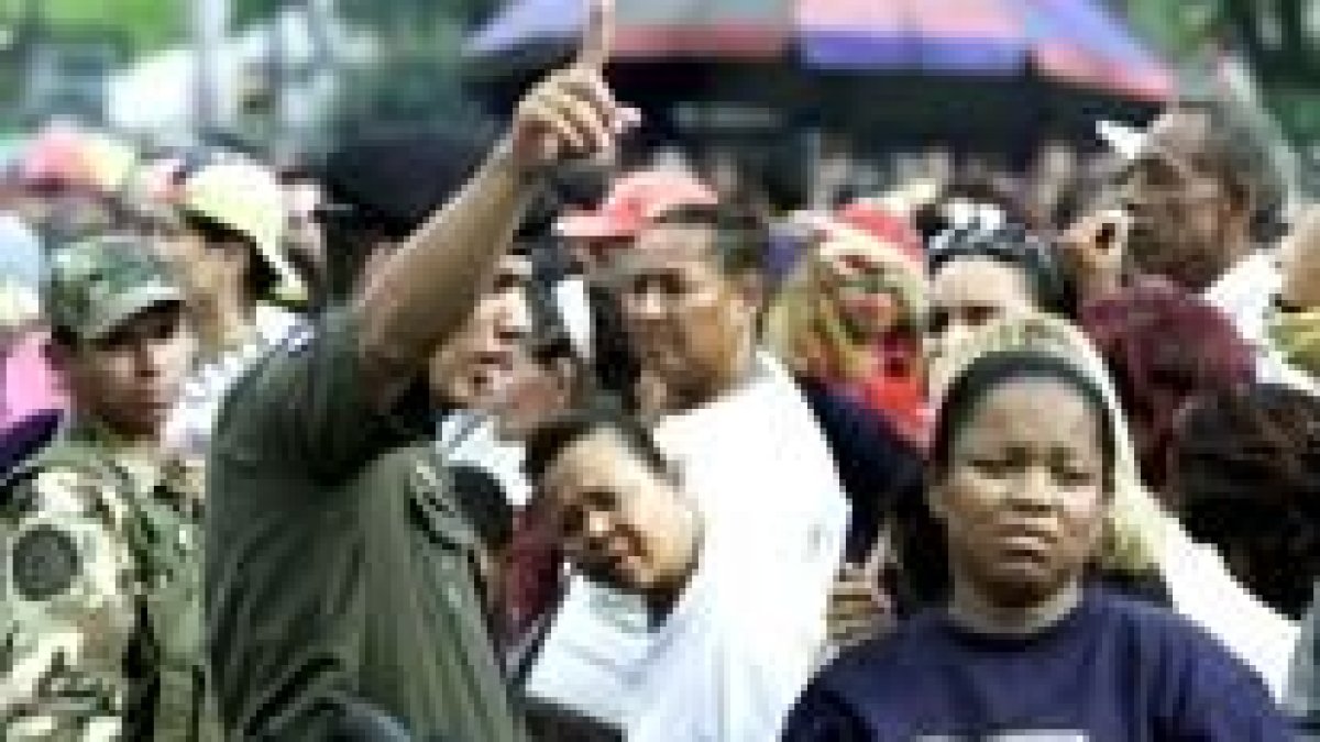 Venezolanos haciendo cola para comprar comida delante de un supermercado en el décimo día de huelga