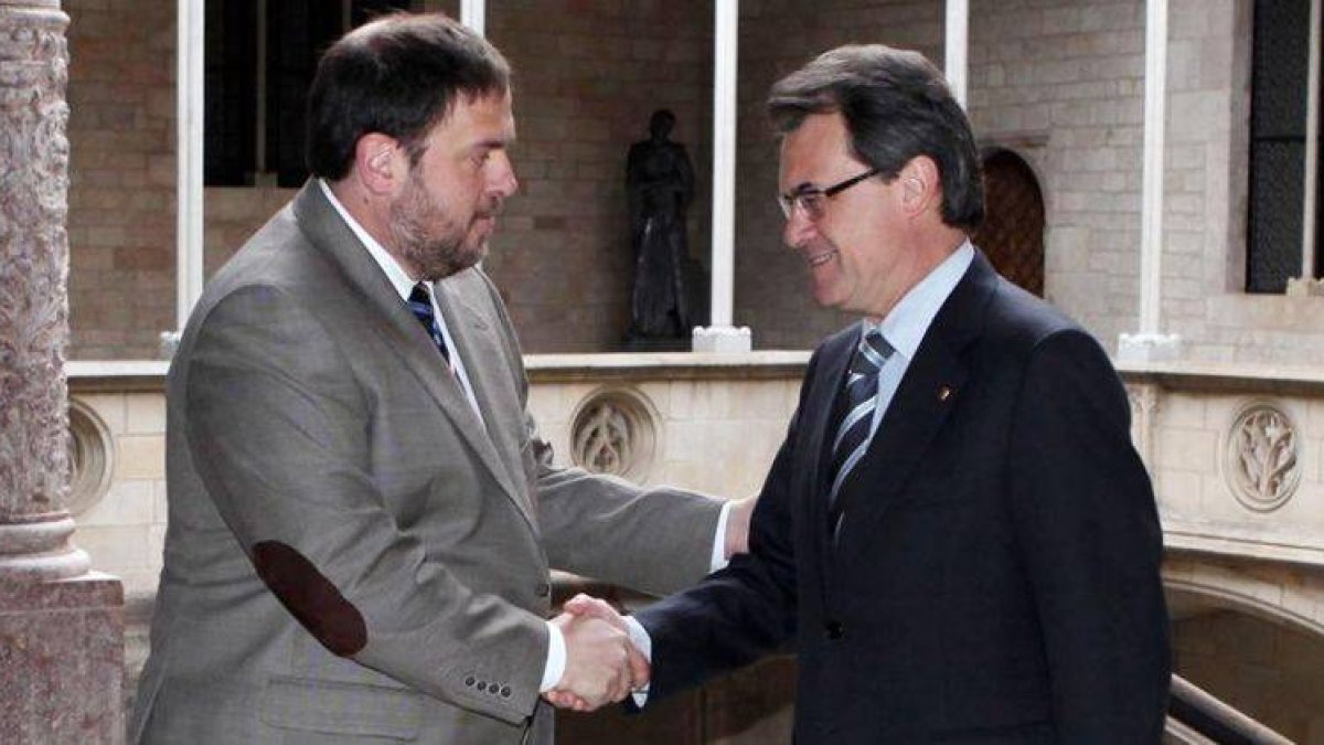 Artur Mas estrecha la mano del líder de Esquerra Republicana, Oriol Junquera, en una reunión del pasado mes de noviembre.