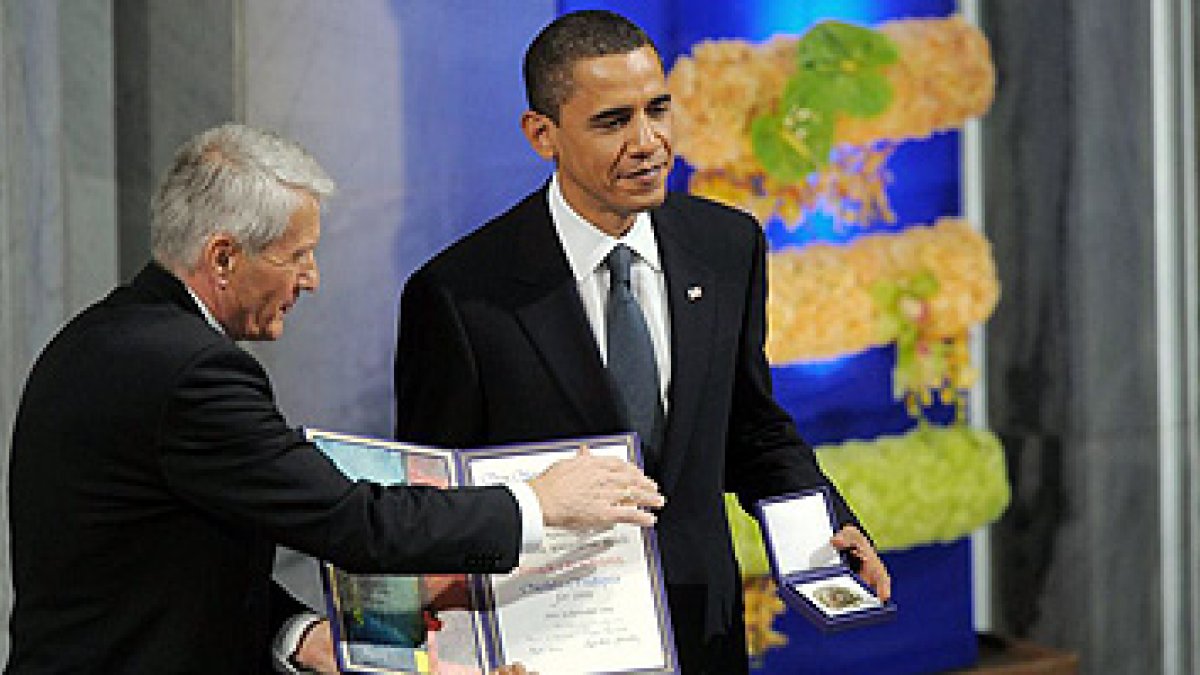 El presidente estadounidense, Barack Obama, posa con la insignia del Premio Nobel de la Paz.