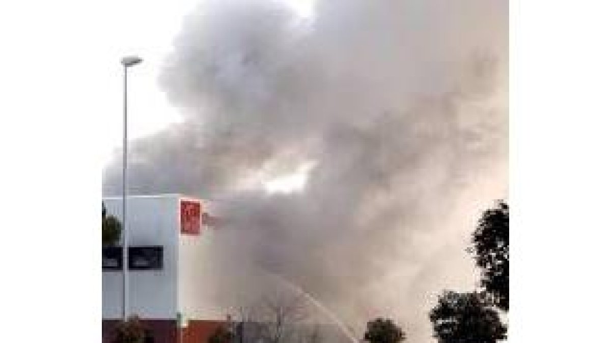 La explosión provocó una gran nube de humo que envolvía la planta