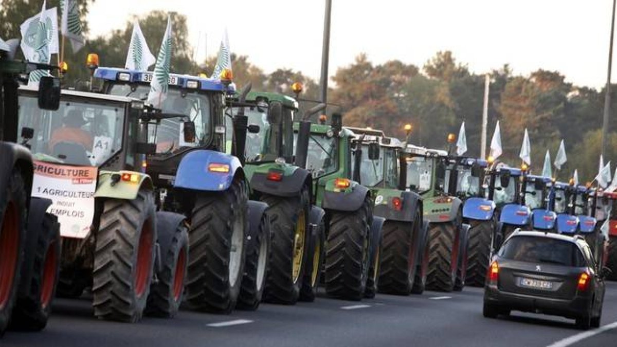 Centenares de tractores, en dirección hacia París, este jueves.