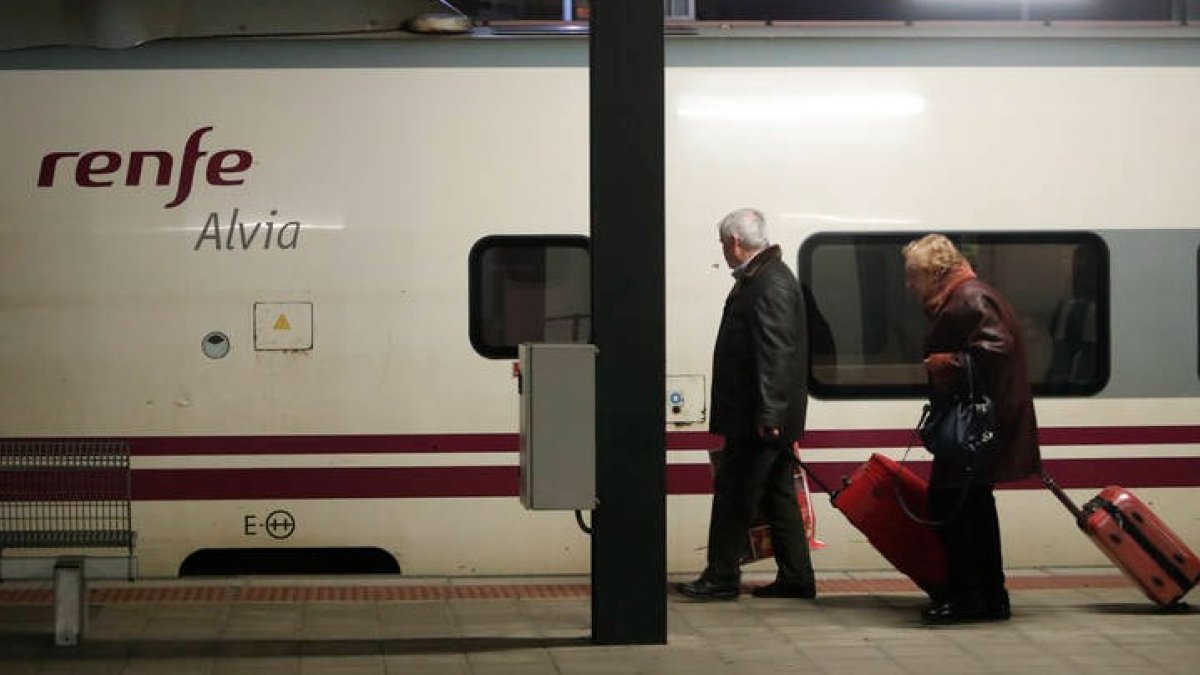 Imagen de archivo de un tren Alvia parado en la estación de León. JESÚS