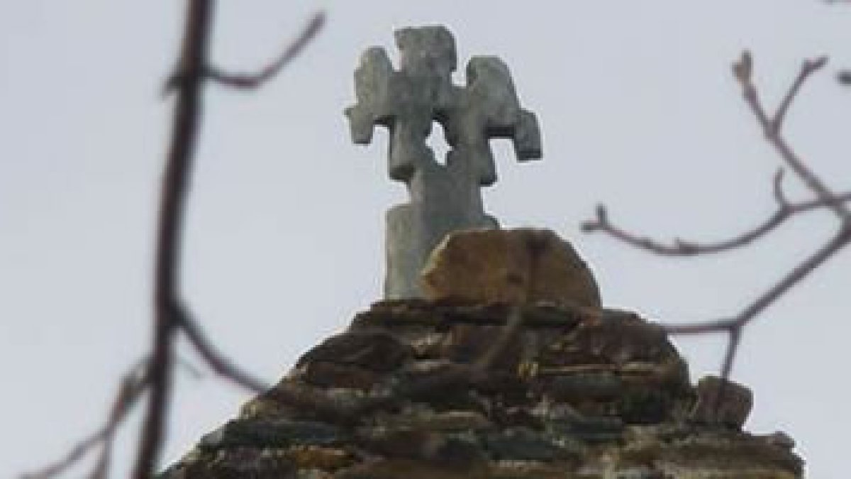 La extraña cruz de la iglesia de Santiago de Chana de Somoza que podría ser un águila romana.