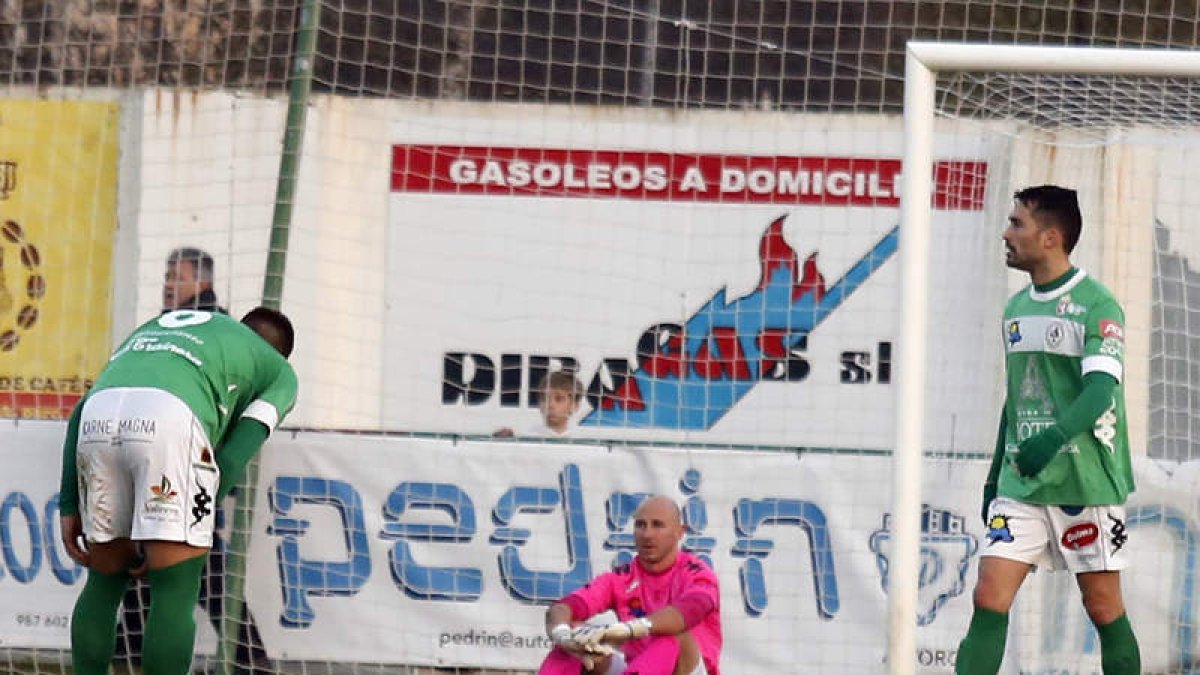 Los jugadores maragatos se muestran cariacontecidos tras encajar el primer gol del partido frente al Tudelano.