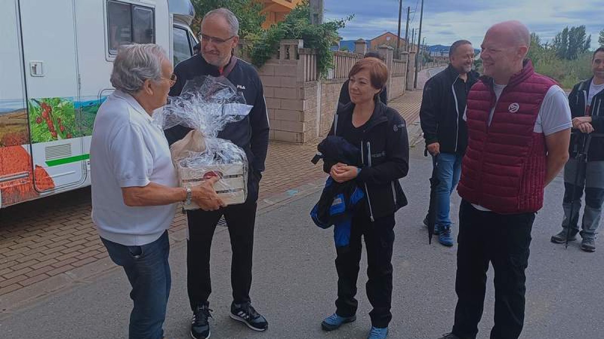 Prada, Ramón, Beatriz Anievas, Courel y Linares, en el arranque de la ruta. DL