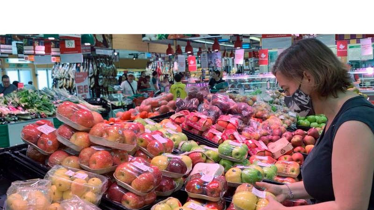 Las frutas han subido su precio, sobre todo las de verano. VÍCTOR LERENA