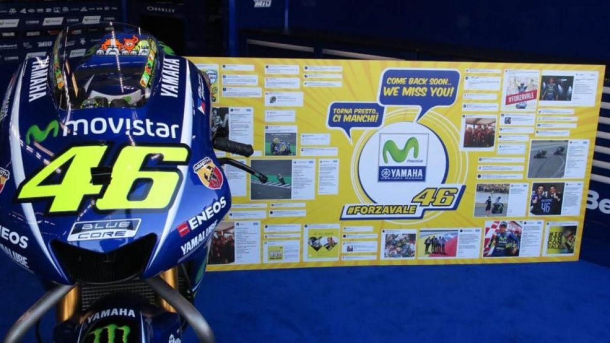 La Yamaha de Valentino Rossi en el box de Misano, con un cartel con frases y fotos dándole ánimos