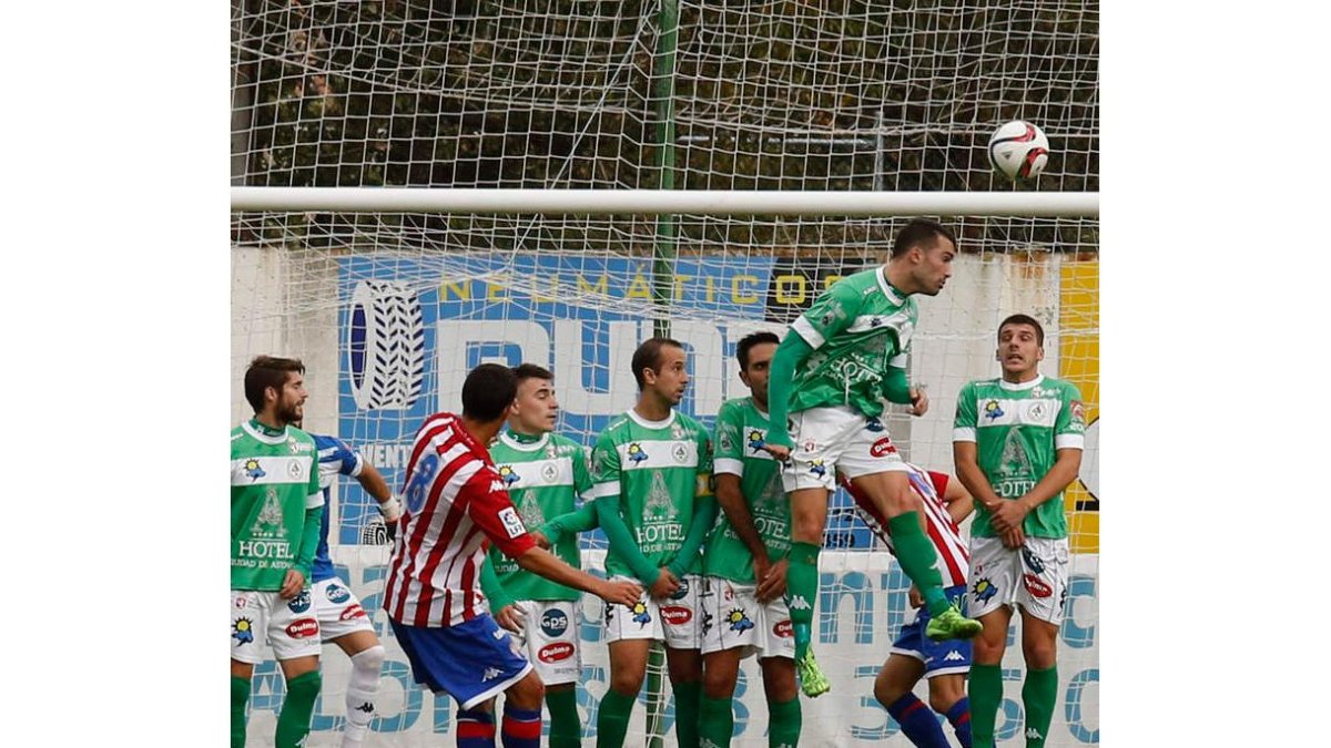 Cyril Dreyer, con este soberbio lanzamiento de un libre directo, lograba el gol de la victoria del Sporting B sobre el Astorga