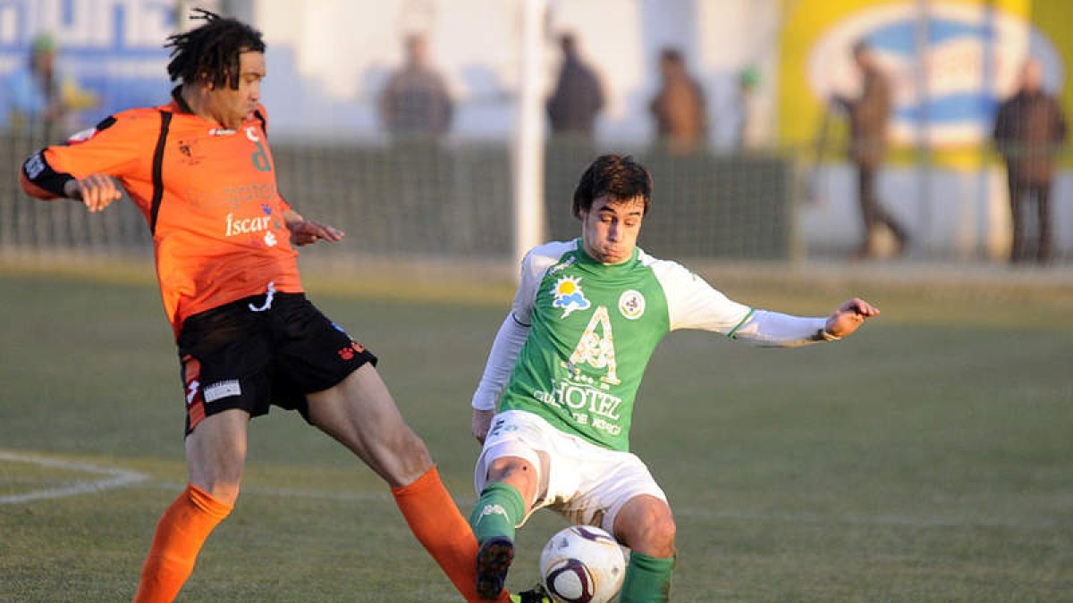 Taranilla, autor del gol del Atlético Astorga, intenta controlar el balón ante Benjamín Zarandona.