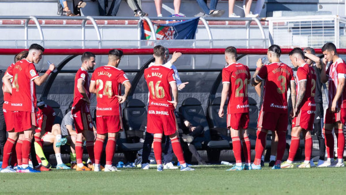 Bolo dio las últimas instrucciones a los jugadores en el partido frente al Amorebieta que fue además el de su despedida como entrenador de la SD Ponferradina. EDUARDO AGREDA