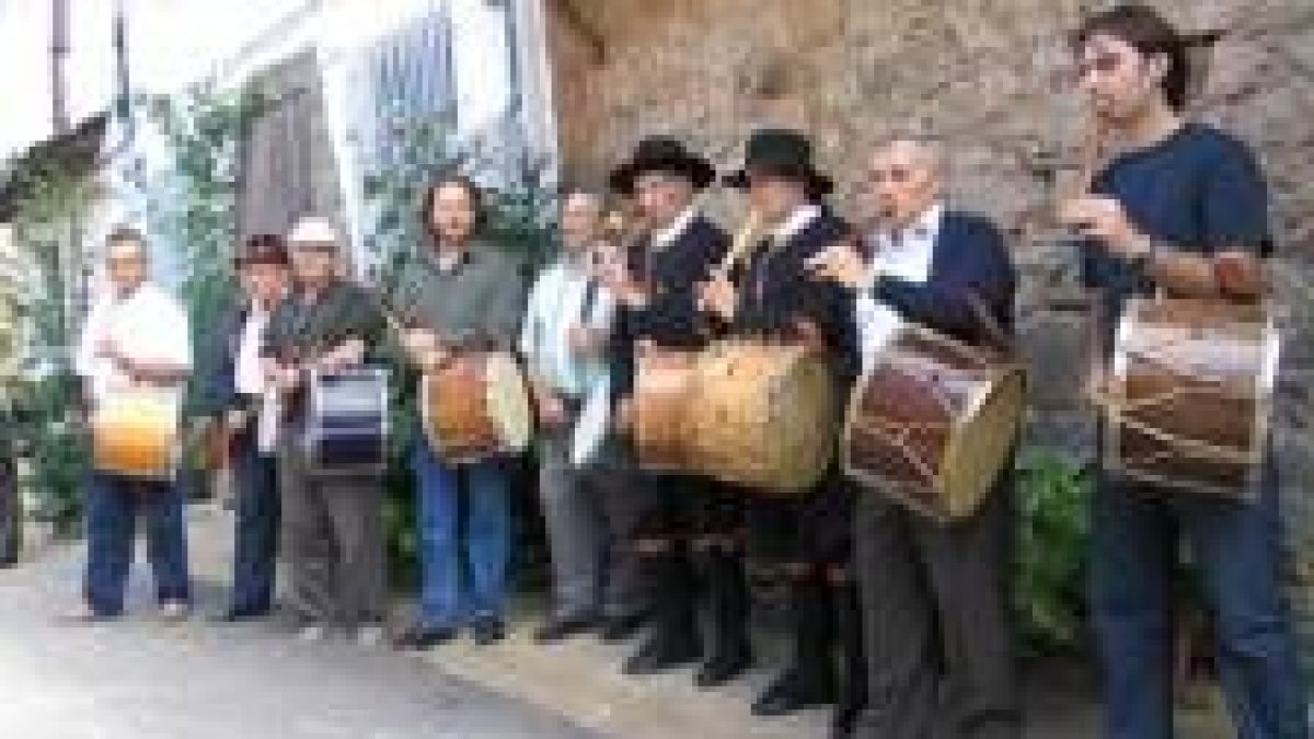 Jóvenes y veteranos tamborileros llenaron ayer de música las calles de los tres barrios de Noceda